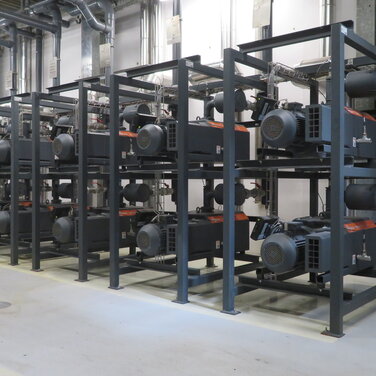 Ein Vakuumsystem von Busch Vacuum Solutions versorgt das Transportsystem der Emsland Frischgeflügel GmbH mit dem benötigten Vakuum.