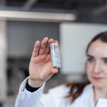 Betty Leibiger, Doktorandin der Chemie an der TU Bergakademie Freiberg, will Metalle aus Flugasche oder Schlacke, die bei der Verbrennung von Hausmüll übrig bleiben, gewinnen.