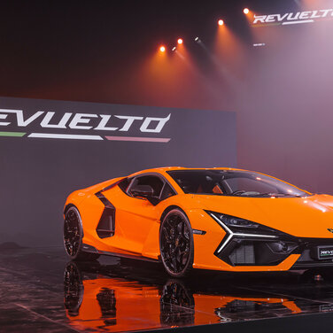 Lamborghini Revuelto Das Fahrzeug wird noch nicht zum Verkauf angeboten und unterliegt somit nicht der Richtlinie 1999/94/EG. Die Verbrauchs- und Emissionsdaten befinden sich im Typgenehmigungsprozess.