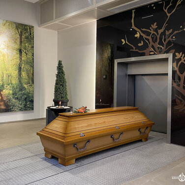 Sarg vor Einäscherungsanlage im Krematorium