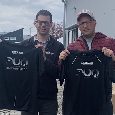 Thomas Hirn und Viktor Reger mit den RunWithViktor Laufshirts