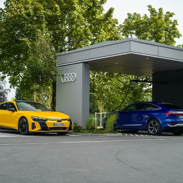 Audi hat im Münchner Stadtteil Obersendling einen neuen Audi charging hub eröffnet. Nach den Standorten Nürnberg, Zürich, Berlin und Salzburg ist der Ladepark der fünfte der Marke.