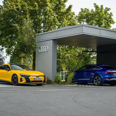 Audi hat im Münchner Stadtteil Obersendling einen neuen Audi charging hub eröffnet. Nach den Standorten Nürnberg, Zürich, Berlin und Salzburg ist der Ladepark der fünfte der Marke.