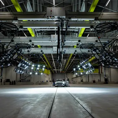 Die Crasharena des Fahrzeugsicherheitszentrums besteht aus einem stützenfreien Bereich von 50 mal 50 Metern.