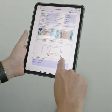 Die DIGIT:Pro-App bringt das Corporate Design 1:1 auf Smartphone oder Tablet. Der DIGIT:Pro-Server liefert an die App automatisch gerätespezifische Design- und Sprachversionen.