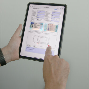 Die DIGIT:Pro-App bringt das Corporate Design 1:1 auf Smartphone oder Tablet. Der DIGIT:Pro-Server liefert an die App automatisch gerätespezifische Design- und Sprachversionen.