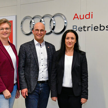 Das neue Führungstrio des Betriebsrats bei Audi in Ingolstadt: Betriebsratsvorsitzender Jörg Schlagbauer und seine Stellvertreterinnen Rita Beck (r.) und Karola Frank (l.).