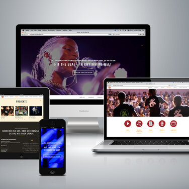 Verschiedene Seiten der Website von "Hit The Beat" im neuen Design auf verschiedenen Endgeräten.