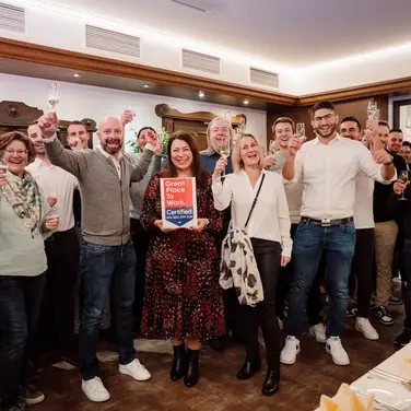 Das NIC-Team feiert die erneute Auszeichnung als »Great Place to Work« bei der alljährlichen Weihnachtsfeier