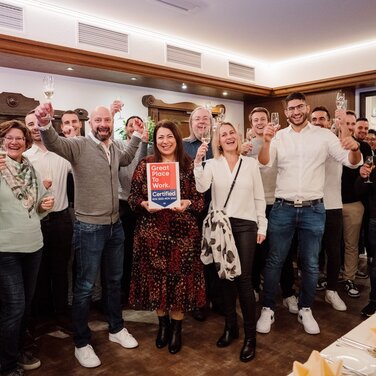 Das NIC-Team feiert die erneute Auszeichnung als »Great Place to Work« bei der alljährlichen Weihnachtsfeier