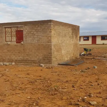 Bau einer neuen Kochstelle an der global office-Schule in Namibia 