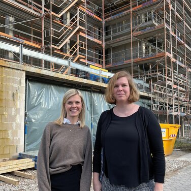 Wiesbadener Stadträtin Milena Löbcke und Dr Eike Muhr THE FLAG (v. r.n.l.)