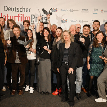Preisträger:innen des Deutschen NaturfilmPreises 2023 mit Schirmherrin Steffi Lemke, Bundesministerin für Umwelt, Naturschutz, nukleare Sicherheit und Verbraucherschutz