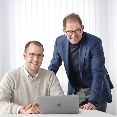 Jury-Vorsitzender Johannes Keller (appliedAI) und Vorstandsvorsitzender Dr. Marc Wucherer vom Industrieunternehmen Ziehl-Abegg freuen sich auf zahlreiche Bewerbungen beim ersten AI Communication Award. 