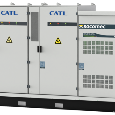 Ready to go: Das neue Speichersystem SUNSYS HES L SKID wird vormontiert, intern verkabelt und auf einem Gestell geliefert. 