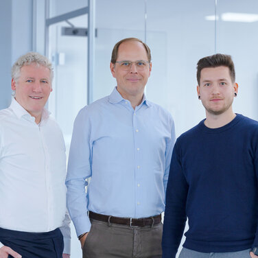 Marc Wille, CEO der CUBOS Gruppe, mit seinem Geschäftsführungsteam Dr. Albrecht Kindler und Christian Rühe.