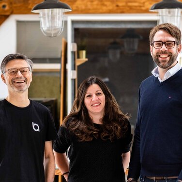 Im Bild v.l.n.r.: Oliver Zenglein, CEO und Gründer; Nicole Rainer, Geschäftsführerin; Max Höpner als neues Mitglied der Geschäftsführung.