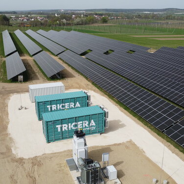 Batteriespeicher an einer PV-Anlage in Weichenried