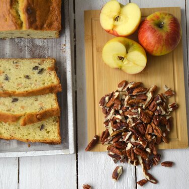 Backmischung für Kuchen mit Äpfel und Pekannüssen