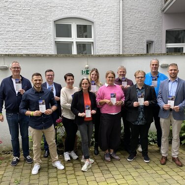 Foto v.l.n.r.: Michael Schlößer (BONNOX Boardinghouse & Hotel, Hotel Rheinland), Pascal Vega Valenciano (BONNOX Boardinghouse & Hotel), Christoph Silber-Bonz (Hotel Hangelar), Mareile Schröder-Benz (Hotel Astoria), Cora Hübner-Stauf (Hotel Deutsches Haus), Friederike Rempel (Hotel Collegium Leoninum), Ricarda von Petersdorff (Apartmenthaus No. 11), Philipp Seufert, Sven Baden (beide Hotel Aigner), Jörg Enders (Hotel Sebastianushof), Pierre Richter (Hotel Europa)