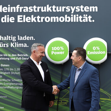 Florian Kruse (EVIA AERO) und Jürgen Zinecker (AXSOL) (v. l. n. r.), Bildmaterial AXSOL GmbH