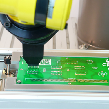 Ziel der Partnerschaft von ArtiMinds Robotics und Eberhard ist die Entwicklung innovativer, roboterge-stützter Automatisierungslösungen zur THT-Bestückung