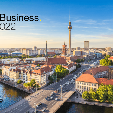 Sicht von oben auf die Stadt Berlin mit Funkturm und Spree. Text im Bild: German Business Awards