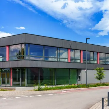 History Hub von außen mit Magazin im Erdgeschoss und Büros im Obergeschoss