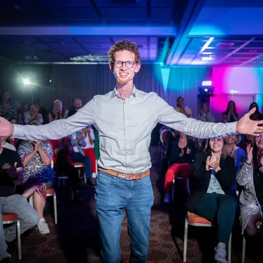Rednertalent gewinnt mit Authentizität und Charisma Internationalen SpeakerSlam in Wiesbaden