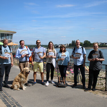 Foto v.l.n.r.: Philipp Seufert (Hotel Aigner), Hotelhund Maxwell, Christoph Silber-Bonz (Hotel Hangelar), Johannes Jungwirth (Hotel Rheinland), Friederike Rempel (Hotel Collegium Leoninum), Angelika Dudziak (Hotel Hangelar), Thomas von dem Bruch (Rheinland Tourismus GmbH), Sven Baden (Hotel Aigner)