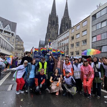 Ehrenamtliche Gruppe in Köln nach der Mehrwegglas-Sammlung auf dem ColognePride 2025 in Köln