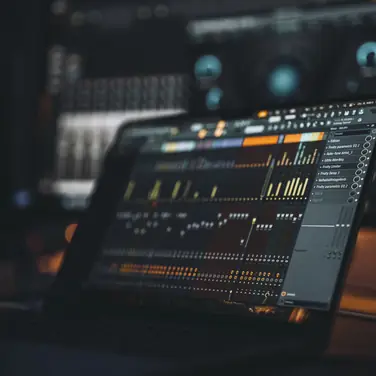 Laptop mit geöffneter FL-Studio-Software in einem professionellen Tonstudio in Bielefeld – Musikproduktion in dunkler, atmosphärischer Studio-Umgebung.