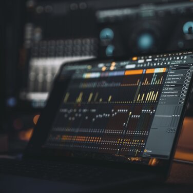 Laptop mit geöffneter FL-Studio-Software in einem professionellen Tonstudio in Bielefeld – Musikproduktion in dunkler, atmosphärischer Studio-Umgebung.