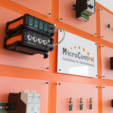 Demowand mit IO-Modulen und Logo MicroControl
