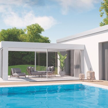 Ein modernes Einfamilienhaus mit klarer, minimalistischer Architektur öffnet sich zu einem großzügigen Garten mit Pool. Im Vordergrund spiegelt sich das strahlend blaue Wasser, während eine elegante Terrassenüberdachung aus Glas und Aluminium den Übergang zwischen Innen und Außen bildet. Stilvolle Loungemöbel, natürliche Farben und harmonisches Licht schaffen eine Atmosphäre von Ruhe, Design und sommerlicher Leichtigkeit.