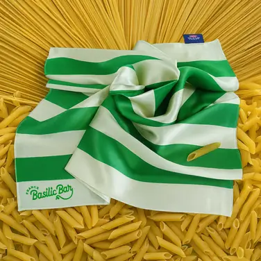 Barilla Halstuch aus Satin Seide grün beige auf Nudeln dekoriert