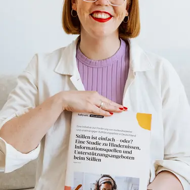 Christina Holderbaum hält die Stillstudie in den Händen
