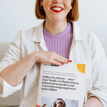 Christina Holderbaum hält die Stillstudie in den Händen
