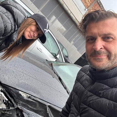 Bettina und Samy Hamideh bei einer Unfall-Schadenaufnahme