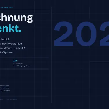 Infografik zur EU-Maschinenverordnung 2023/1230: Headline „Kennzeichnung die mitdenkt" auf dunkelblauem Hintergrund mit dekorativem Schriftzug 2027. Links Kernanforderungen der MVO – digitale Betriebsanleitung per QR-Code (Art. 10), 10-jährige Dokumentationspflicht, mehrsprachige Anleitungen. Unten Lösungsplattformen e-labelsystem.de, printfacto.de und seculabels.com. Ein Angebot der PreQ GmbH, Weyhe.