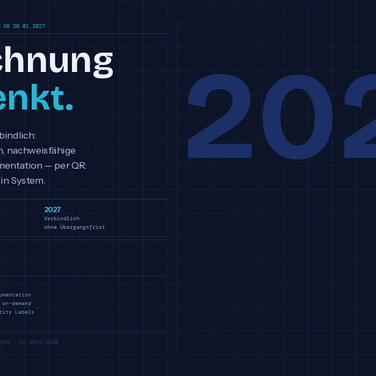 Infografik zur EU-Maschinenverordnung 2023/1230: Headline „Kennzeichnung die mitdenkt" auf dunkelblauem Hintergrund mit dekorativem Schriftzug 2027. Links Kernanforderungen der MVO – digitale Betriebsanleitung per QR-Code (Art. 10), 10-jährige Dokumentationspflicht, mehrsprachige Anleitungen. Unten Lösungsplattformen e-labelsystem.de, printfacto.de und seculabels.com. Ein Angebot der PreQ GmbH, Weyhe.