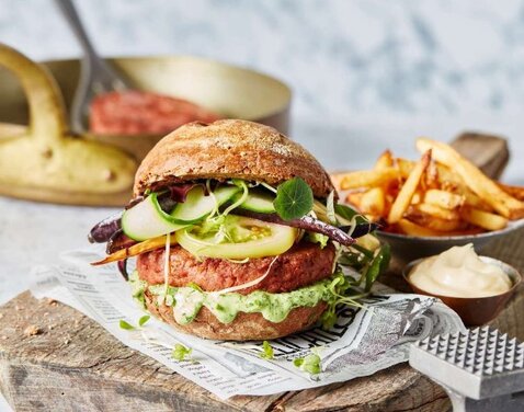 The Vegetarian Butcher mischt den Burgermarkt auf: Launch des veganen Raw NoBeef Burgers