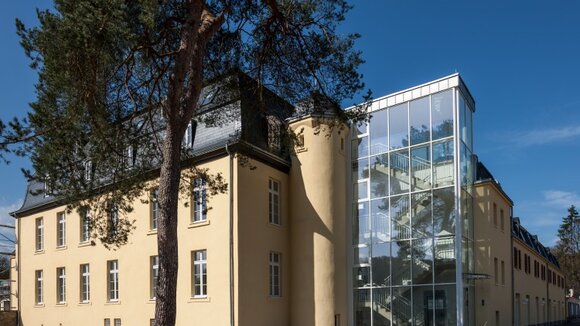 Schlossparkfest lockt am 26. Mai 2013 zum Bergischen Frühling rund um das Chateau Venauen in Rösrath