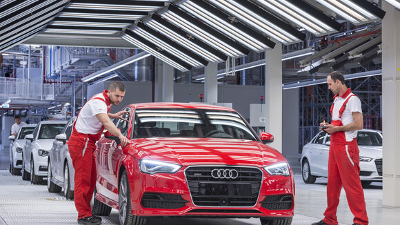 Audi Hungaria feiert Produktionsstart in neuem Automobilwerk