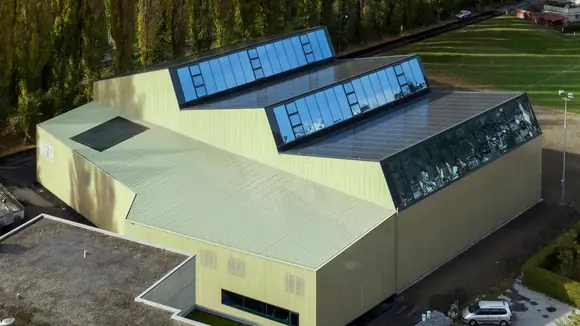 Schweizer Solarpreis für Turnhalle in Visp mit Solarmodulen von Kyocera