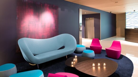 Radisson Blu Hotel, Lucerne: Frischer Moroso-Look in Bar & Lobby