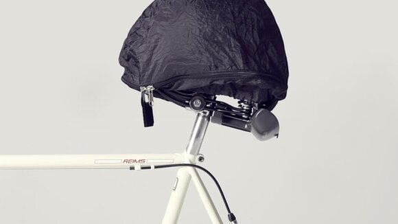 Einfaches Verstauen des Fahrradhelms beim Einkaufen und dem Cafébesuch