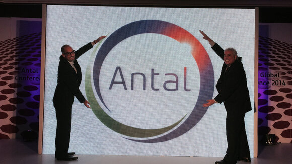 Antal enthüllt das neue Logo