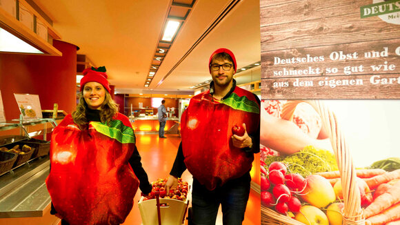 Zugreifen und zubeißen: Erzeuger verschenken Äpfel auf dem Campus Berliner Tor der HAW