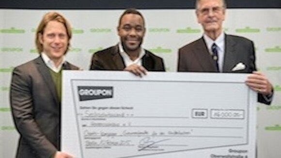 Sternekoch Nelson Müller und Groupon übergeben Spenden an Herzenswünsche